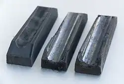 Ślizgacze trolejbusowe w różnym stopniu zużycia