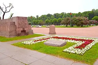Pole Marsowe – fragment pomnika Bojowników Rewolucji.