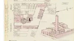  Rysunek projektowy. Z lewej strony rzut zabudowań projektowanych oraz istniejących na sąsiednich parcelach, z prawej rysunek przedstawiający sześć budynków ułożonych w kształt litery L. Budynki są piętrowe z płaskimi dachami, wśród nich stoi wysoka, 8-piętrowa wieża zwężająca się ku górze.