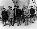 Czołowi dowódcy Chińskiej Armii Czerwonej w prefekturze Chunhua prowincji Shaanxi, od prawej: Deng Xiaoping, Xu Haidong, Chen Guang, Nie Rongzhen, Cheng Zihua, Yang Shangkun, Luo Ruiqing i Wang Shoudao (1936 rok)