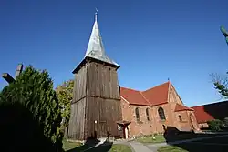 Kościół z zabytkową wieżą