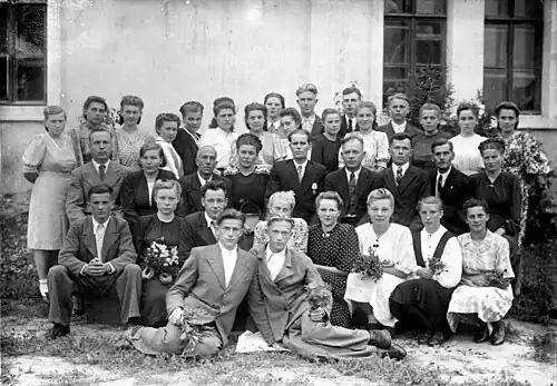 Uczniowie przed szkołą – dawnym domem Johanna Scholza (1948)