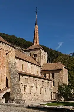 Południowa ściana kościoła z resztkami krużganków