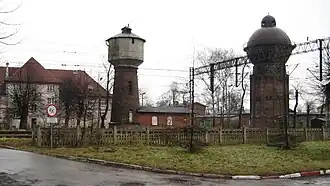 Dwie wieże ciśnień przy dworcu kolejowym