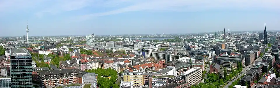 Widok z platformy widokowej na centrum Hamburga. Z prawej strony wieże kościołów: św. Piotra, św. Jakuba i św. Mikołaja.