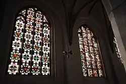 Witraże w prezbiterium