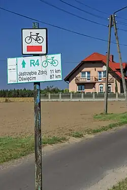 Tablica trasy rowerowej EuroVelo 4 (R-4) w Gołkowicach w gminie Godów