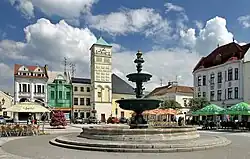 Rynek z ratuszem i fontanną we Frysztacie