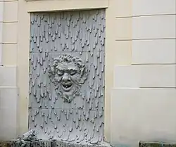 Płaskorzeźba na zewnętrznej ścianie pałacu (2014)