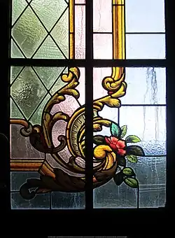 Fragment oryginalnego witrażu z kaplicy na tyłach pałacu (2014)