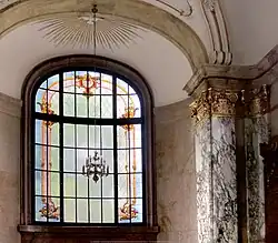 Witraż w kaplicy na tyłach pałacu (2014)