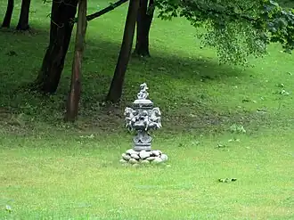 Ozdobna rzeźba ogrodowa za pałacem (2014)