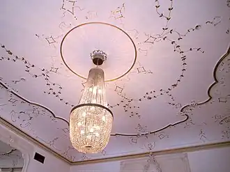 Żyrandol i bogato zdobiony sufit w jednej z pomieszczeń pałacu (2014)