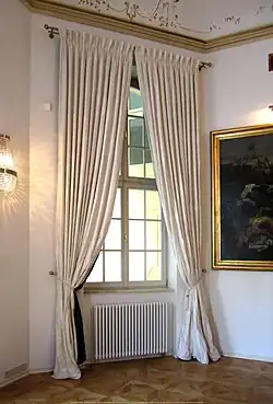 Okno w jednym z pokojów pałacu (2014)