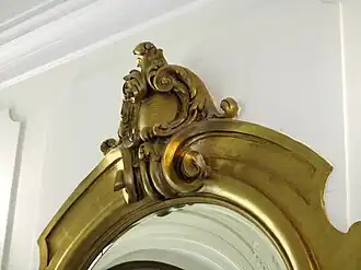 Ozdobna rama jednego z ponad 2-metrowej wysokości luster w przedsionku między holem drewnianym a myśliwskim w pałacu (2014)