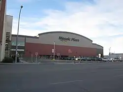 Hala Temple Gardens Centre w Moose Jaw z zewnątrz