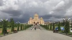 Aleja ze schodami prowadząca do katedry