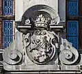 Herb na fasadzie ratusza