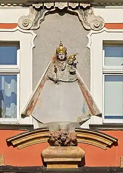 Madonna z Dzieciątkiem na fasadzie
