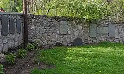 Otoczenie: płyty nagrobne w ogrodzeniu