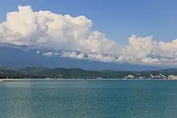 Kaukaz i wybrzeże Morza Czarnego widziane z plaży