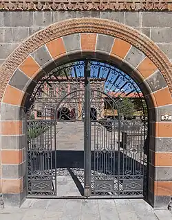 Brama do Muzeum Życia Miejskiego i Architektury Narodowej – Domu-muzeum Dzitoghcjana﻿(inne języki) (2014)