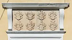 Płycina z herbami na dworze w Starej Łomnicy