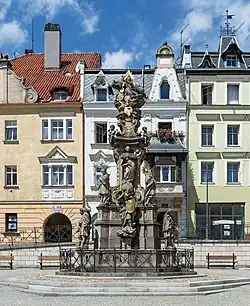 Kolumna Trójcy Świętej w Bystrzycy Kłodzkiej z kratą wykonaną przez J.Liwacza