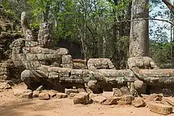 Rzeźby strażników przy Bramie północnej