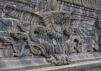 Relief z przedniej części podstawy posągu