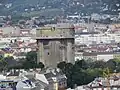 Monumentalna wieża obrony przeciwlotniczej wzniesiona w trakcie wojny przez Niemców góruje nad Wiedniem (27 sierpnia 2017 roku)
