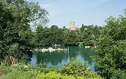 Jezioro Ciecz, w tle zamek