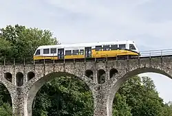 Szynobus na wiadukcie