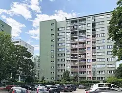 Budynek przy ul. Czerniakowskiej 201 w zachodniej części osiedla