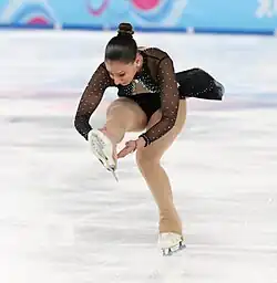 Zejście do pozycji shoot-the-duck w piruecie siadanym (Iwelina Bajczewa)