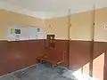 Wnętrze poczekalni i okienko dawnej kasy biletowej (2020)