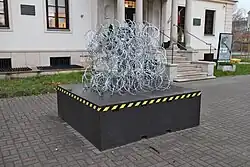 Pomnik Drutu Kolczastego przed Muzeum Woli w Warszawie