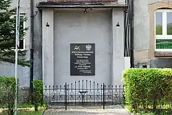 Tablica na fasadzie budynku Zespołu Szkół Poligraficzno-Mechanicznych im. Armii Krajowej w Katowicach przy ul. Armii Krajowej 84, upamiętniająca nadanie szkole imienia Armii Krajowej