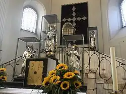 Rzeźby przy ołtarzu