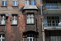 Wykusz na drugiej kondygnacji kamienicy