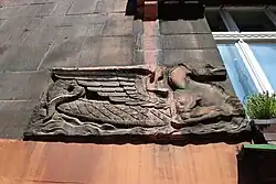 Jedna z płaskorzeźb na fasadzie