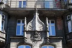 Górna część wykusza wieńcząca portal wejściowy