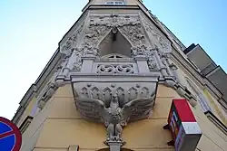 Jeden wykuszy kamienicy, widziany od strony ulicy Plebiscytowej (2022)