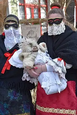 Kobiety w tradycyjnych strojach z kisbusó (2022)