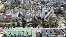 Zdjęcie z góry. Widok na kompleks połączonych budynków.