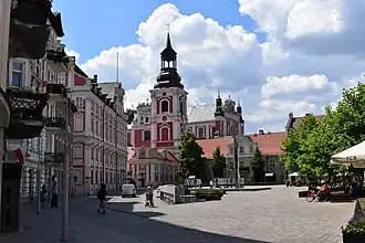 Plac Kolegiacki z Farą i Urzędem miasta