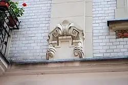 Secesyjny detal na fasadzie kamienicy