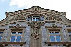 Fragment ozdobnego szczytu kamienicy