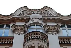 Fragment ozdobnego szczytu kamienicy