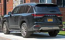 Lexus LX 600 widziany z tyłu